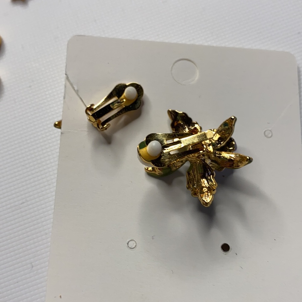 Pretty pair of enamel clip back earrings - Picture 3 of 4